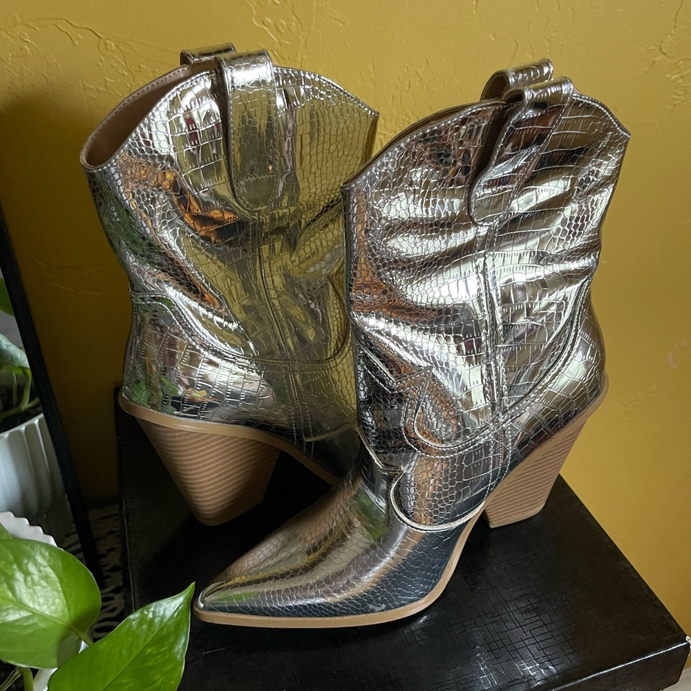 Cape Robbin ( dolls kill ) silver metallic cowboy heeled boots